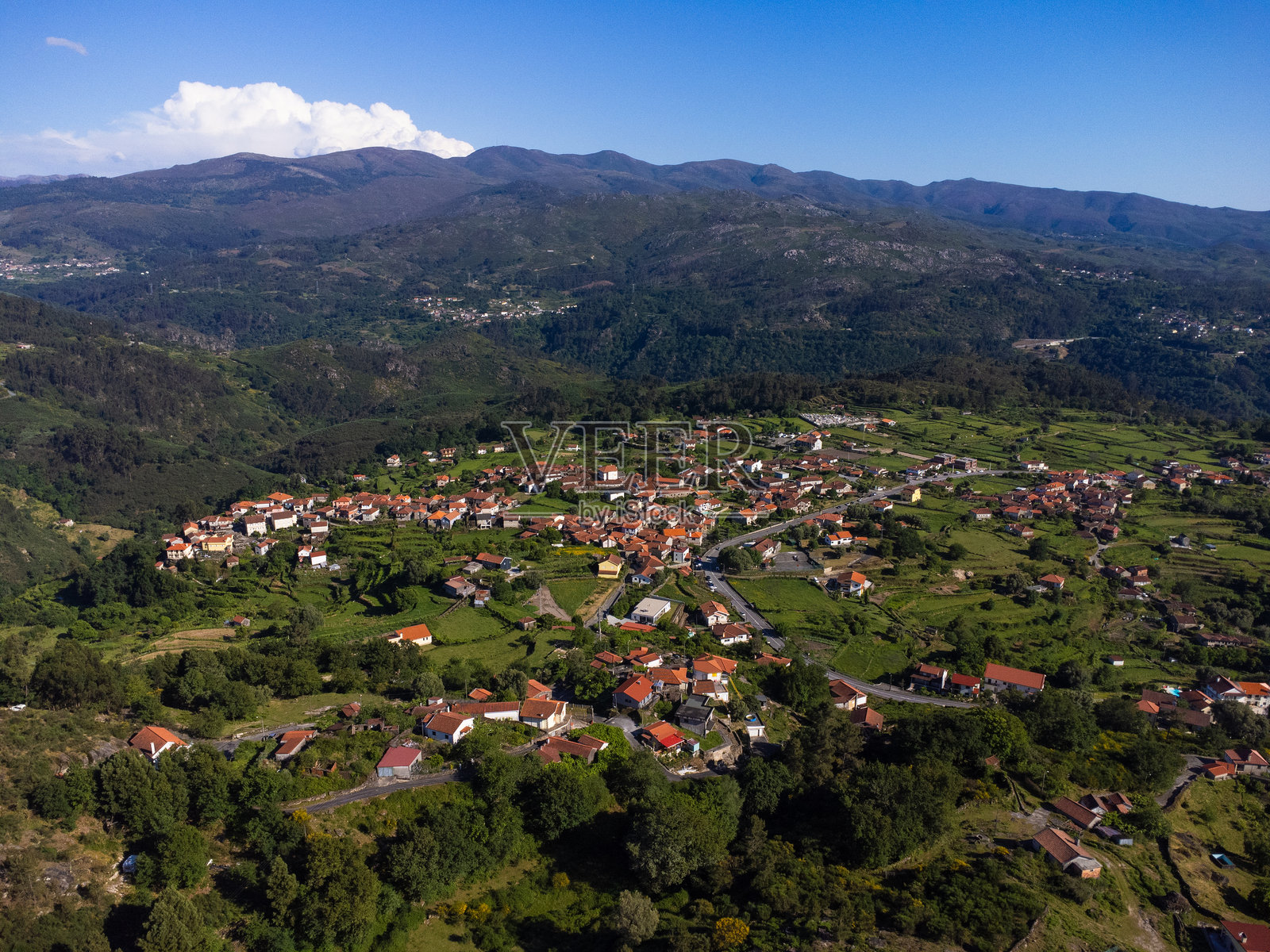 美丽而风景如画的空中视角，展示了葡萄牙索阿霍的杰雷斯村。春天的日子。城市、房屋、山脉和瀑布。靠近波尔图。无人机拍摄。照片摄影图片