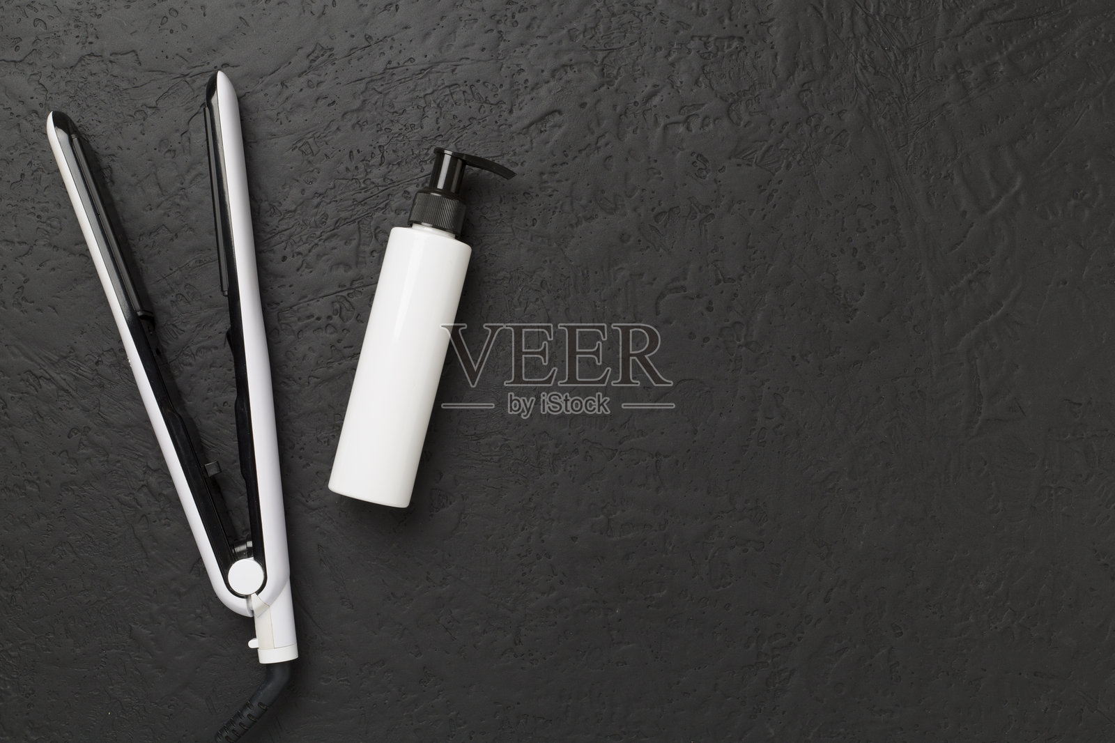 带有热保护的直发器，放置在混凝土背景上，俯视图照片摄影图片