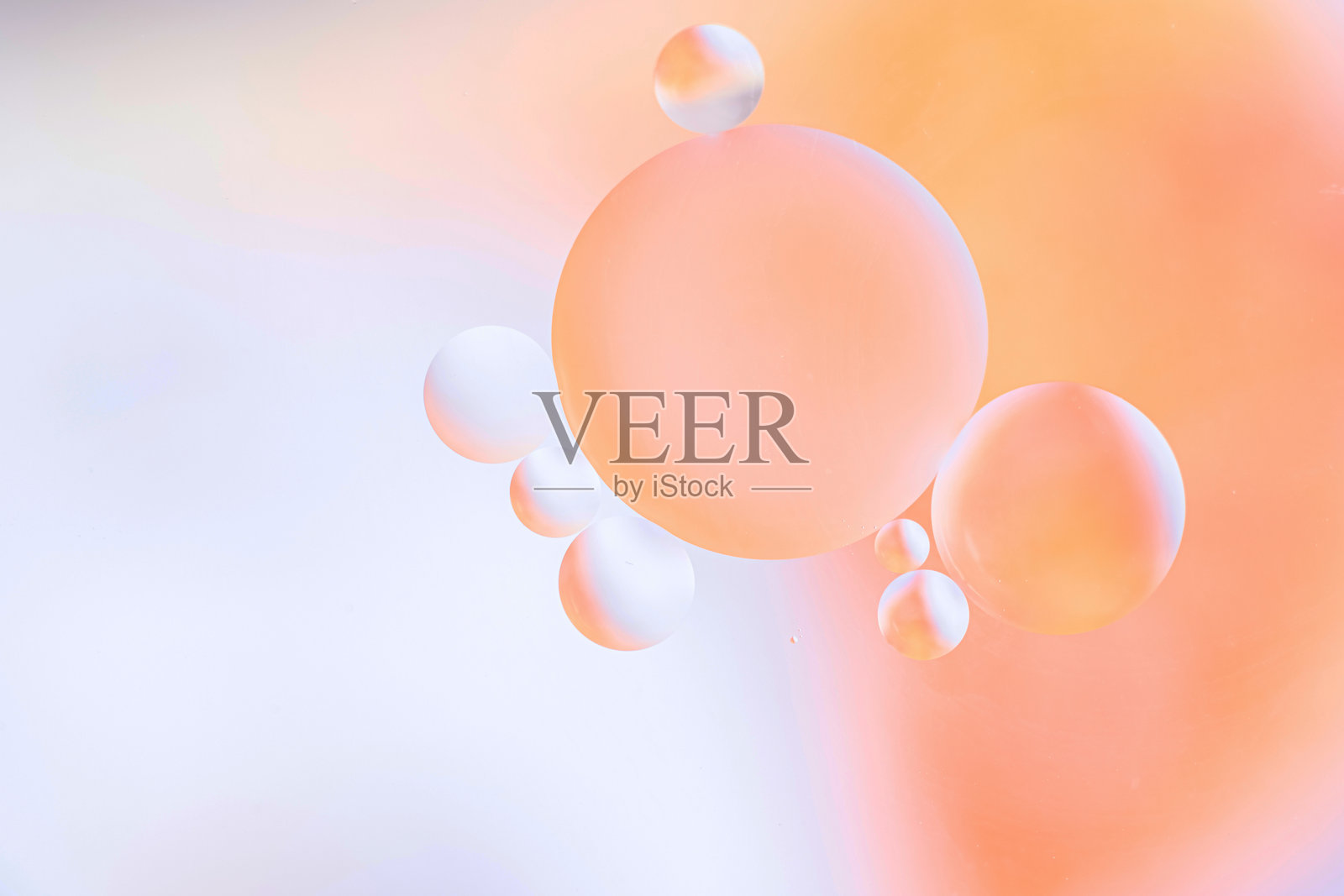 黄色油泡在柔和模糊的橙色背景上。照片摄影图片