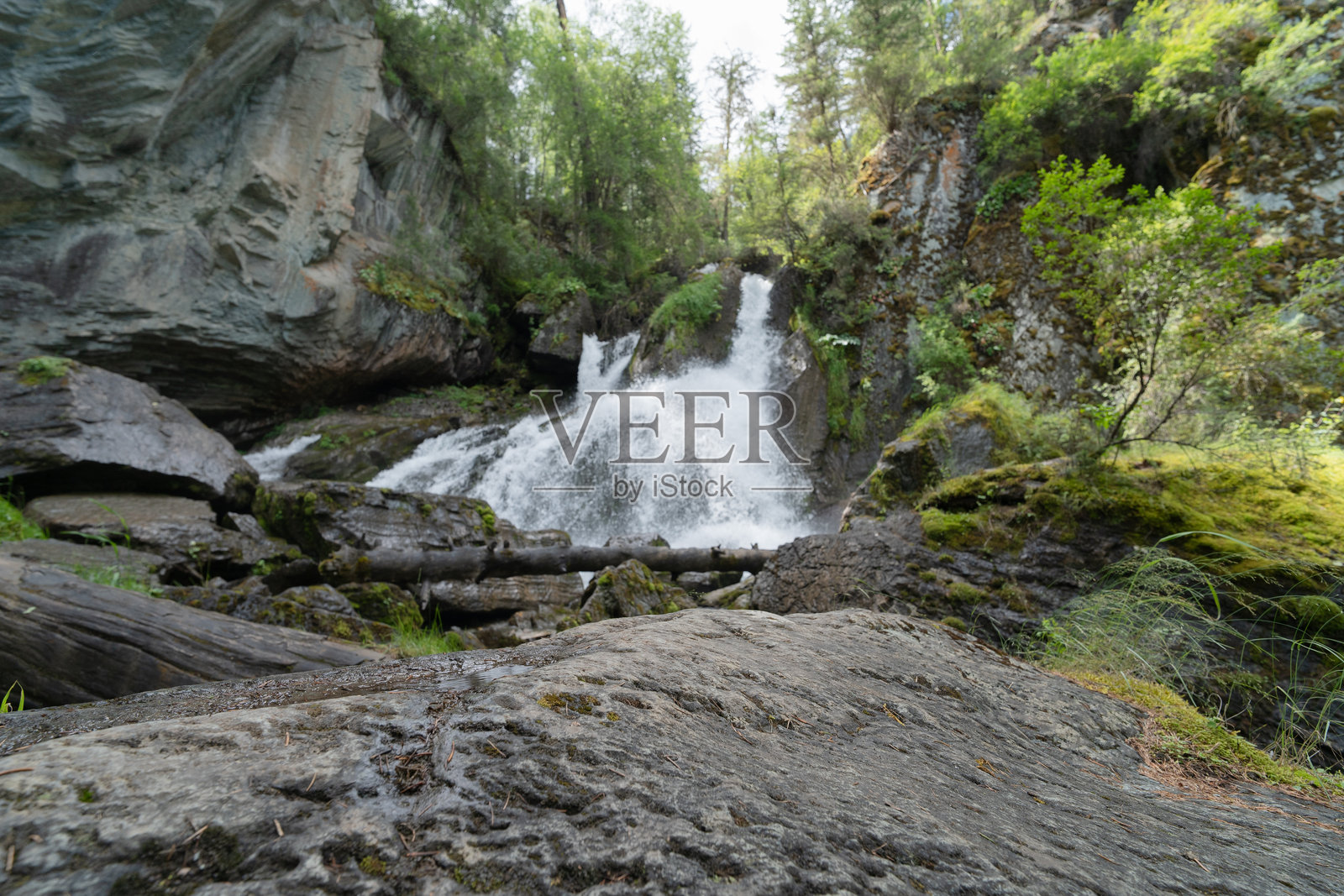 瀑布背景下的石头照片摄影图片