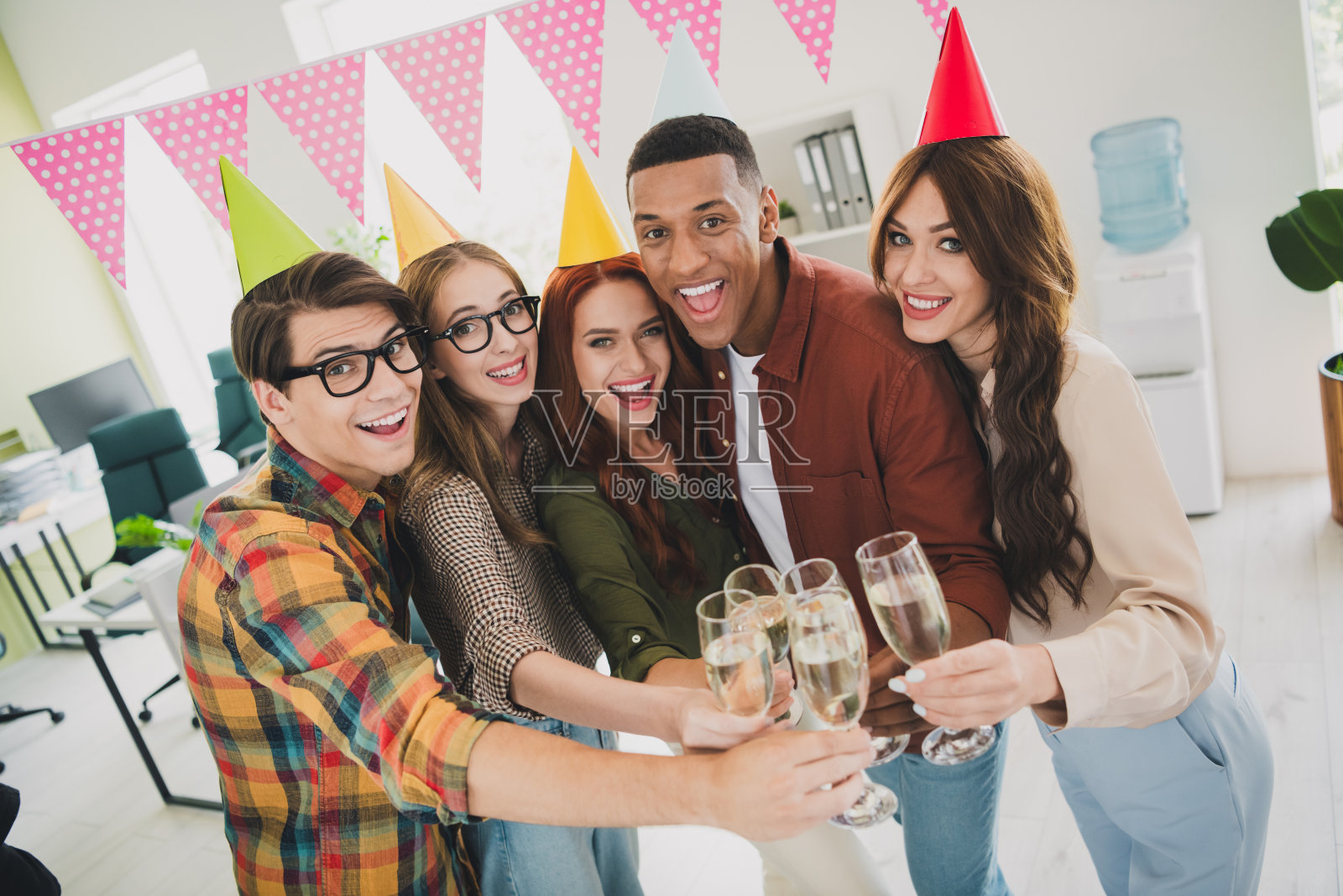 年轻学生朋友们在办公室庆祝获得新融资补助，共同创办初创公司，举杯畅饮香槟。照片摄影图片