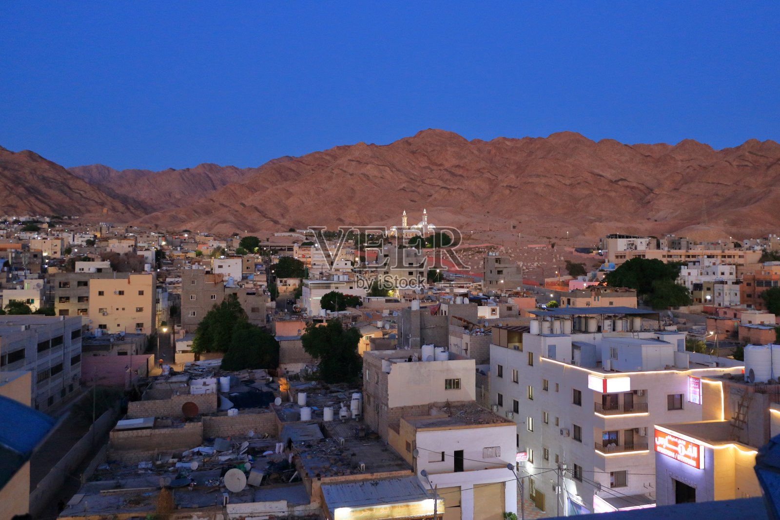 亚喀巴的城市景观，俯瞰视角照片摄影图片