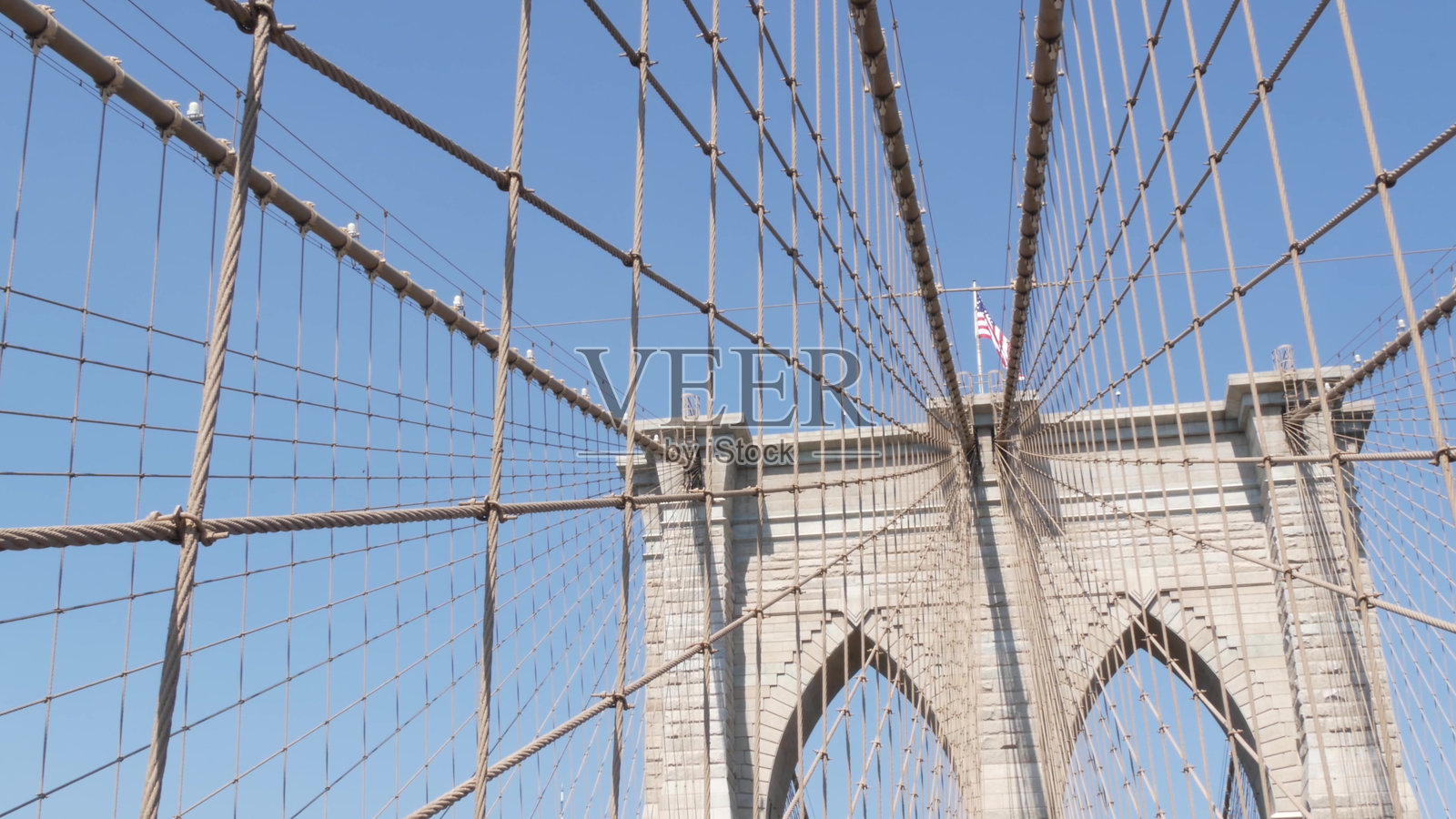 布鲁克林大桥通往曼哈顿市中心，电缆与蓝天。纽约市的标志性象征。美国旅行。照片摄影图片