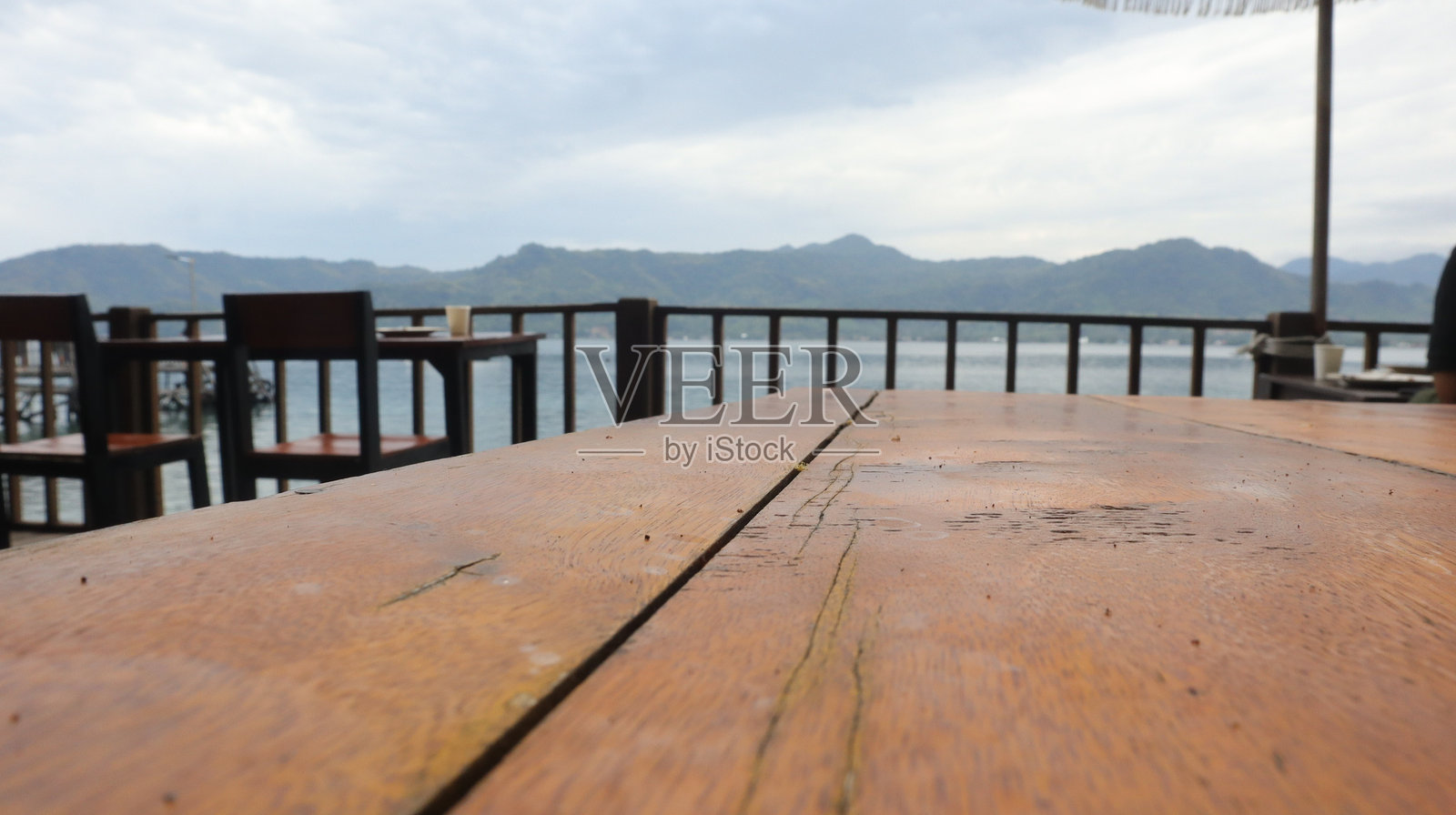 海滩上的咖啡桌照片摄影图片