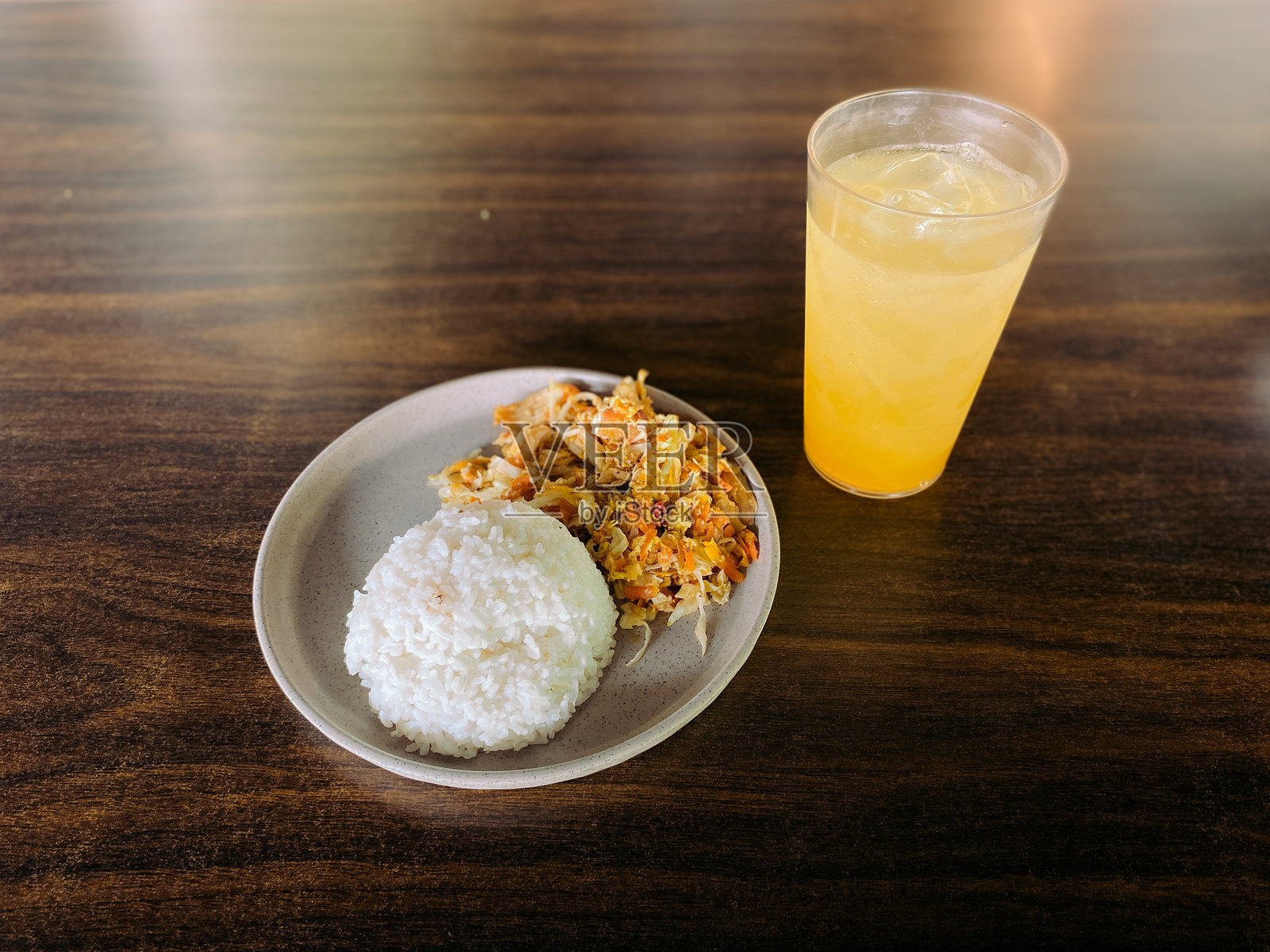 印尼菜肴：鸡蛋炒鸡肉，搭配橙汁。照片摄影图片