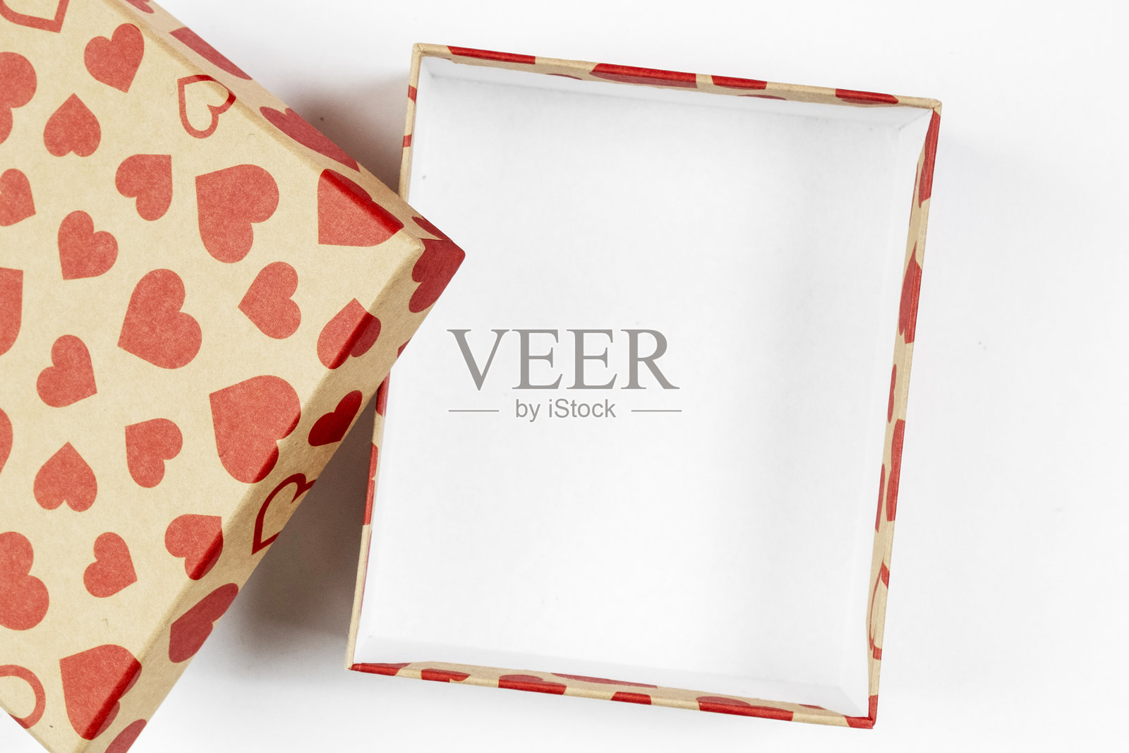 空盒子上装饰着心形图案，背景为浅色，俯视图。照片摄影图片