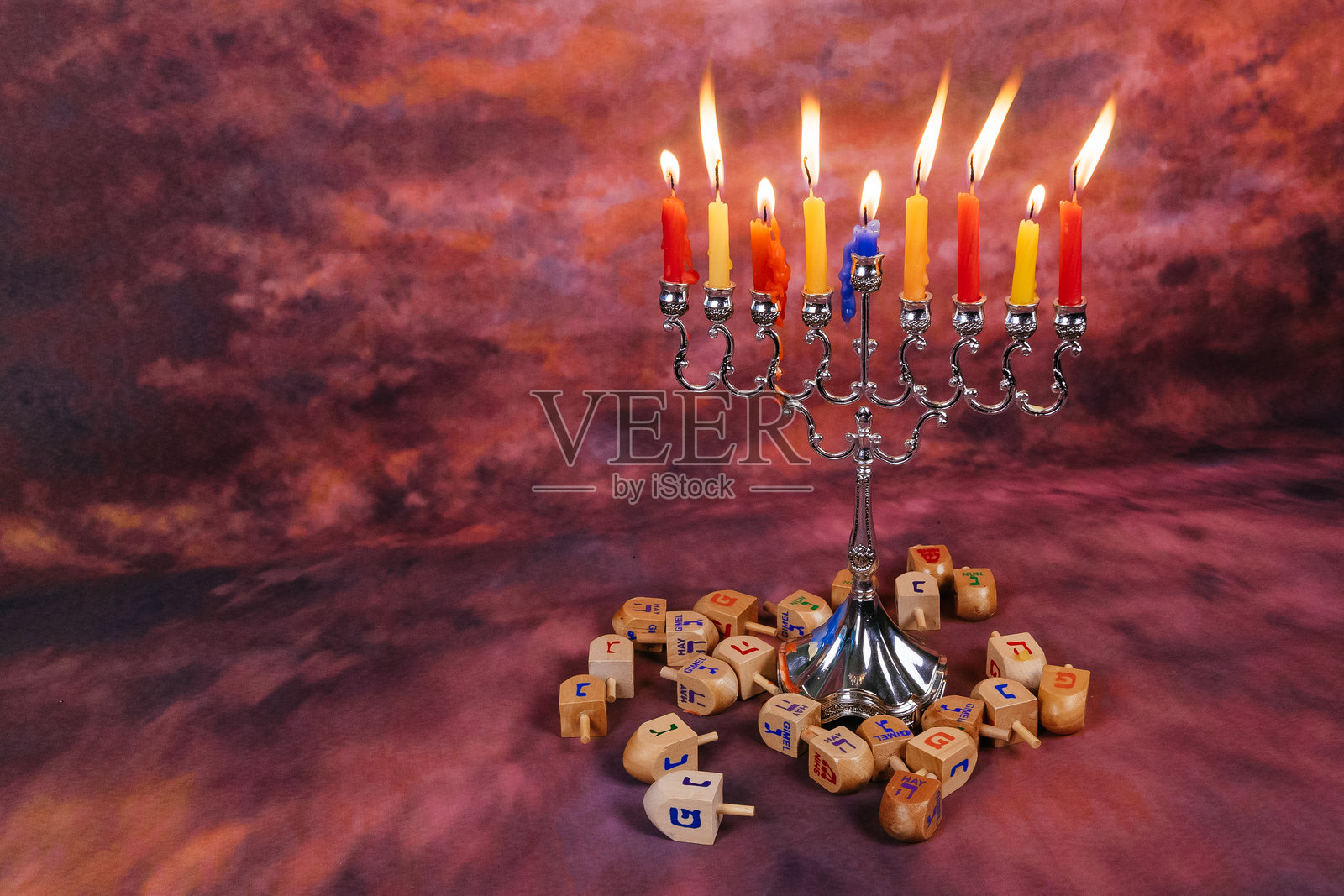 彩色蜡烛与墙纸上的积木照片摄影图片