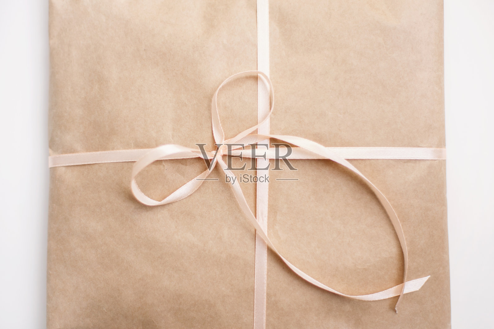 灰色背景上包裹好的礼物的俯视图照片摄影图片