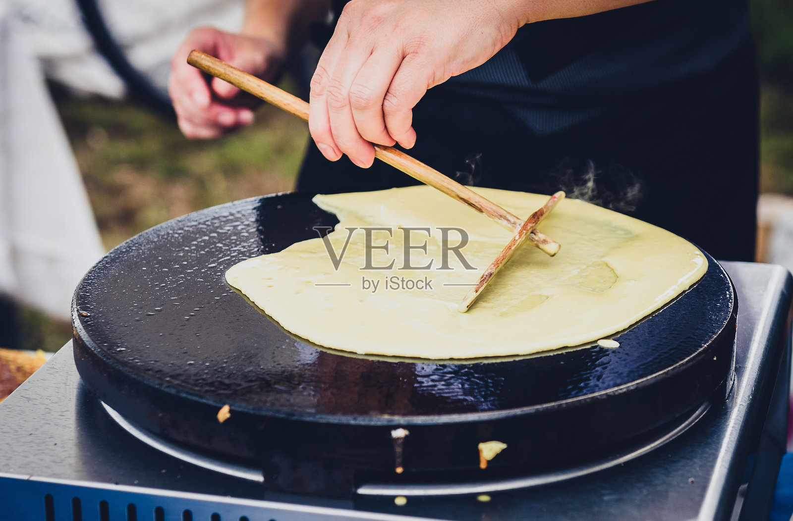 厨房里的人在准备食物的特写镜头照片摄影图片