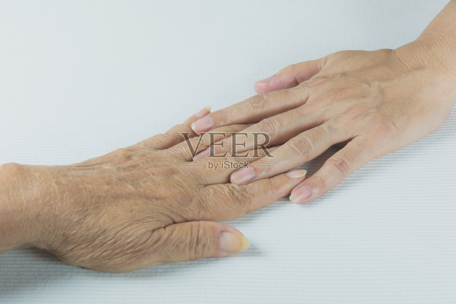 床上人们手牵手的特写图像照片摄影图片