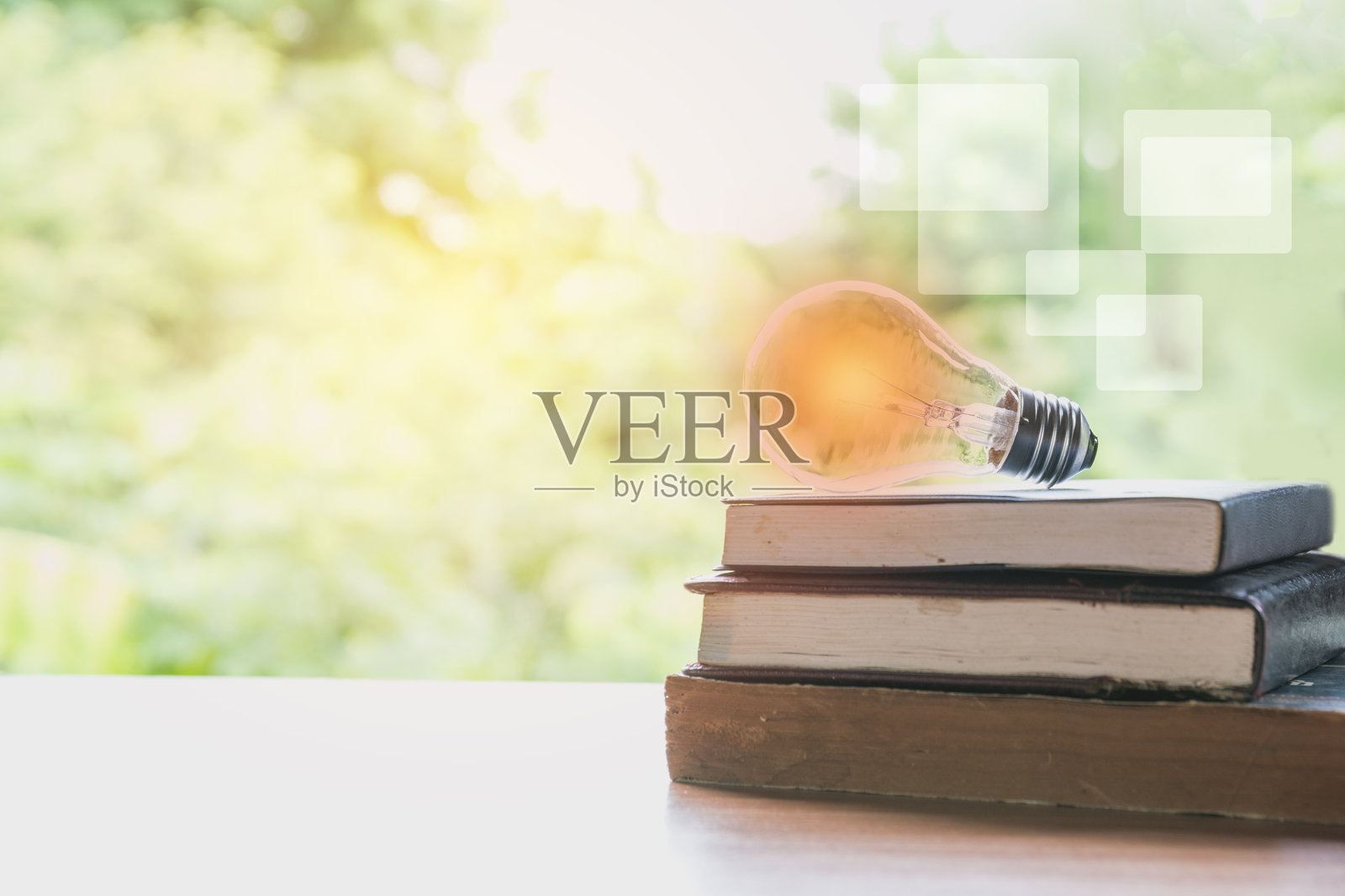 书本上的发光灯泡特写照片摄影图片