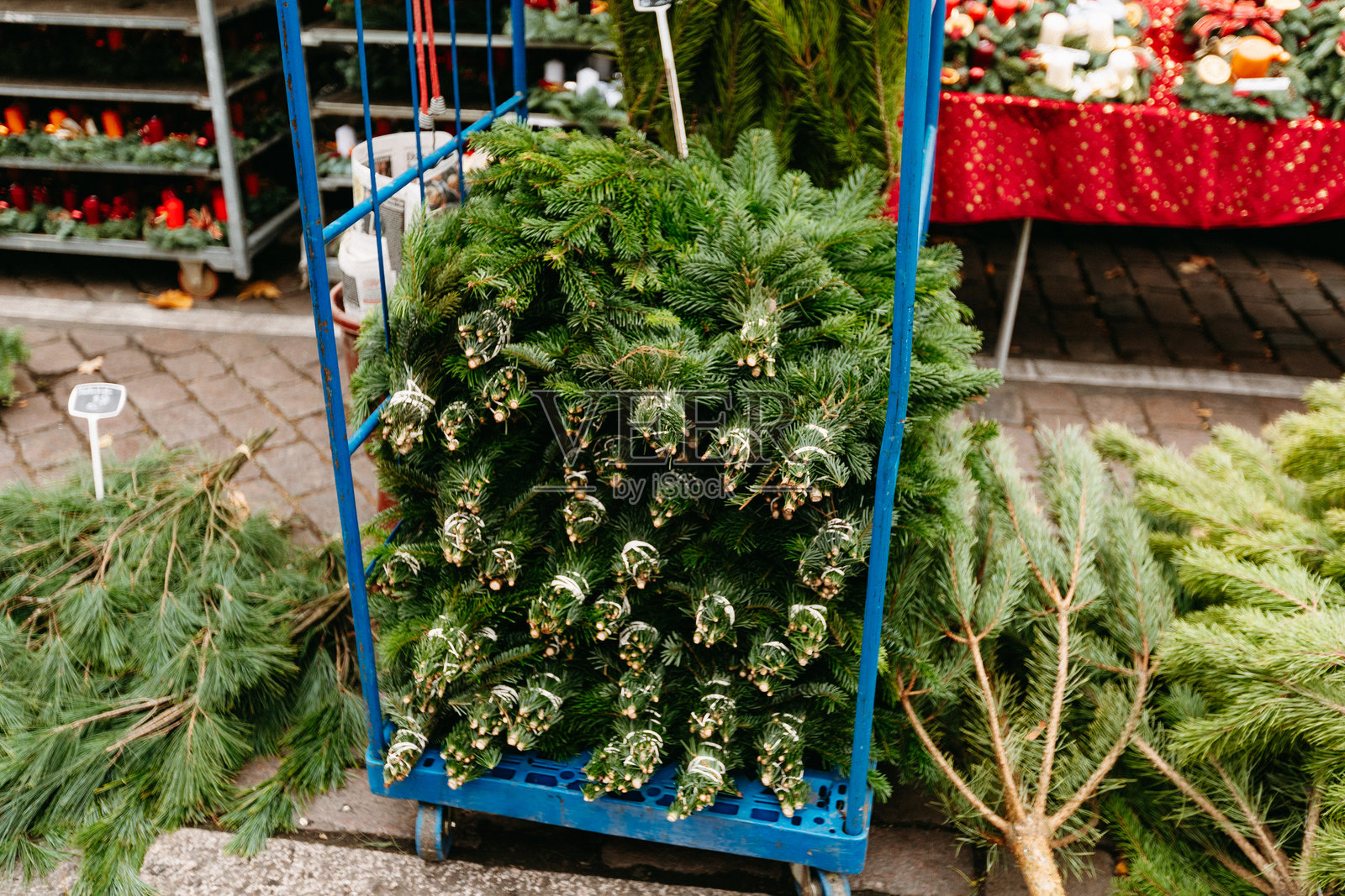 商店外出售的圣诞树，街道上的新年市场。照片摄影图片