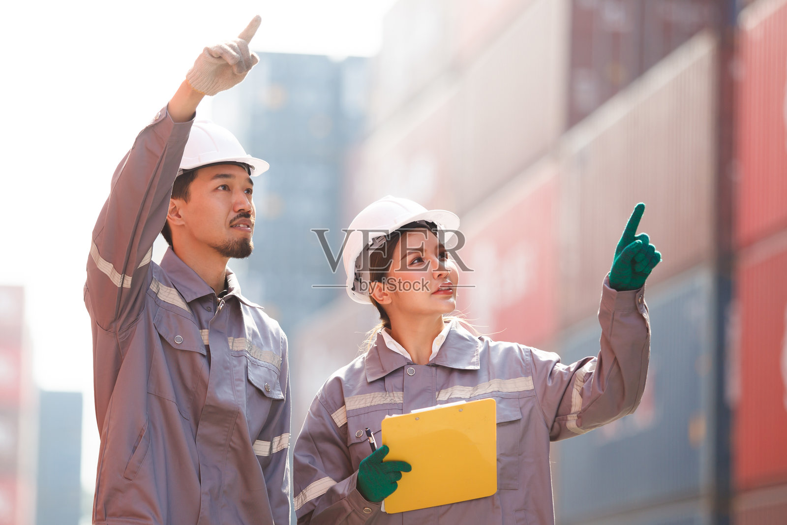 集装箱场地的工人们一起工作和交谈。照片摄影图片