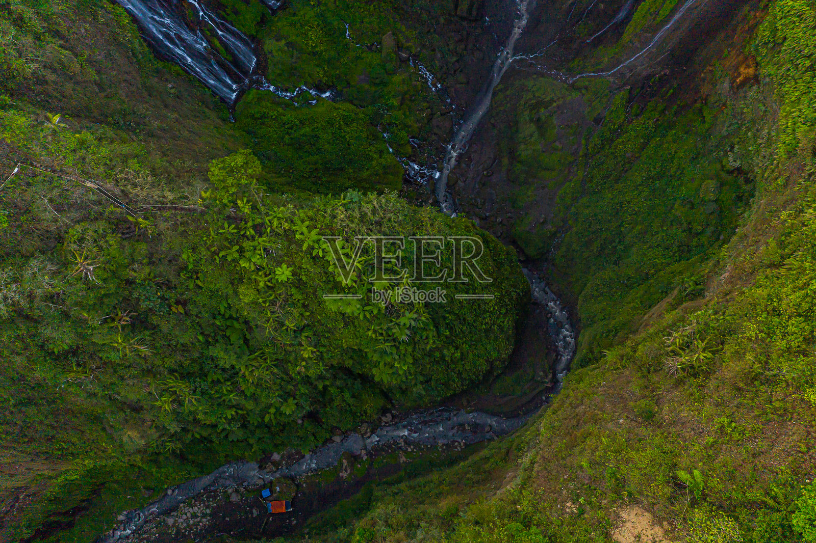 巴厘岛、爪哇岛、印度尼西亚的塞乌瀑布航拍照片，包括岛屿和塞梅鲁山。照片摄影图片