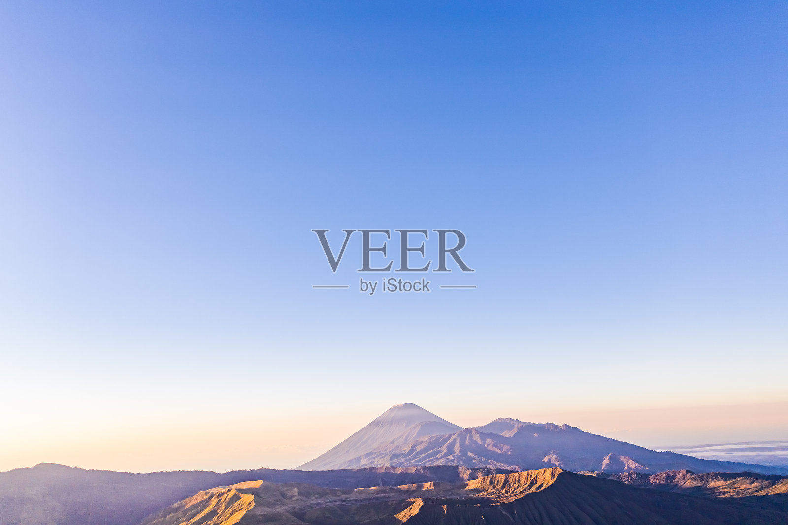 印度尼西亚爪哇岛巴厘岛的布罗莫山航拍照片，包括布罗莫火山及周边岛屿。照片摄影图片