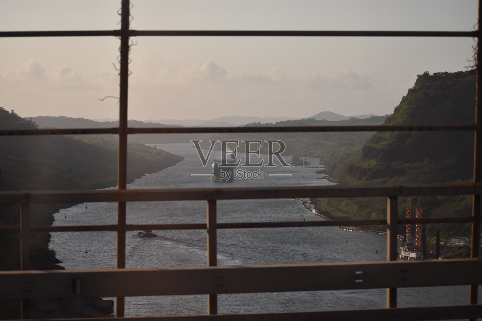 日落时分的运河照片摄影图片