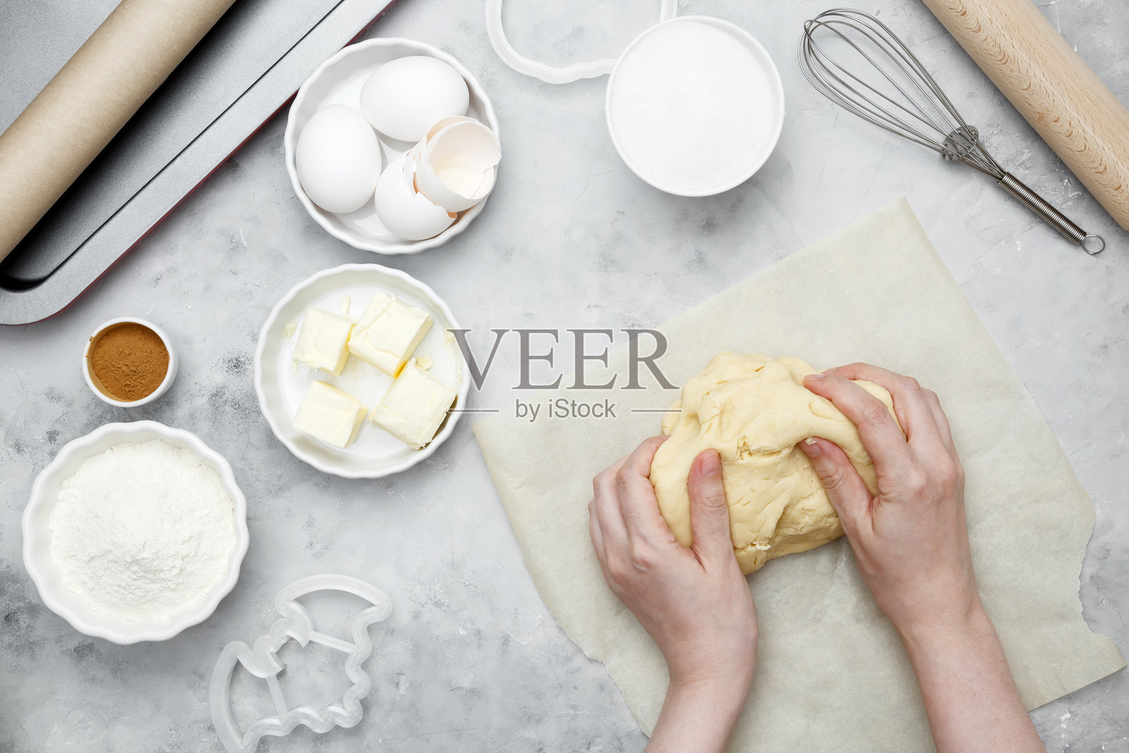 为万圣节制作不同形状的秋季饼干。女人在擀面团。照片摄影图片
