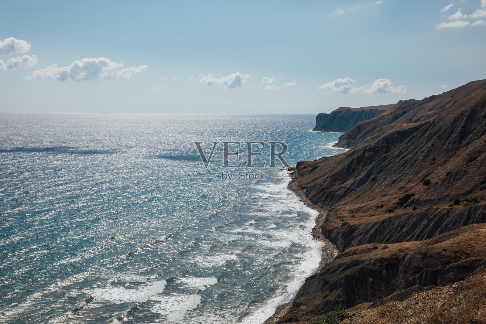 美丽的山顶风景，海浪拍打岸边的岩石照片摄影图片