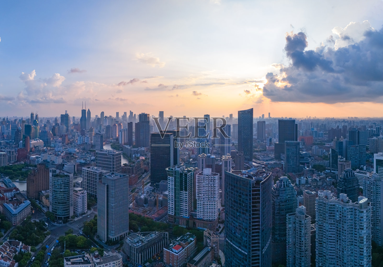 上海天际线的日落鸟瞰图照片摄影图片