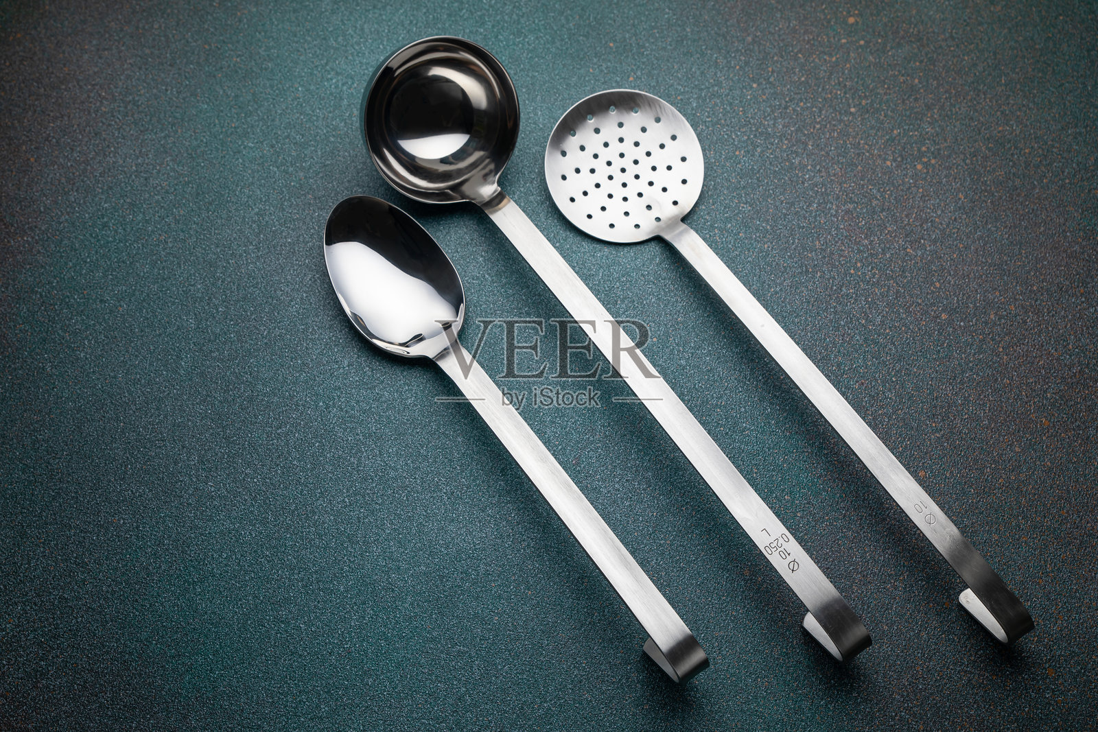 绿色背景上的厨房用具和生菜。俯视图。照片摄影图片