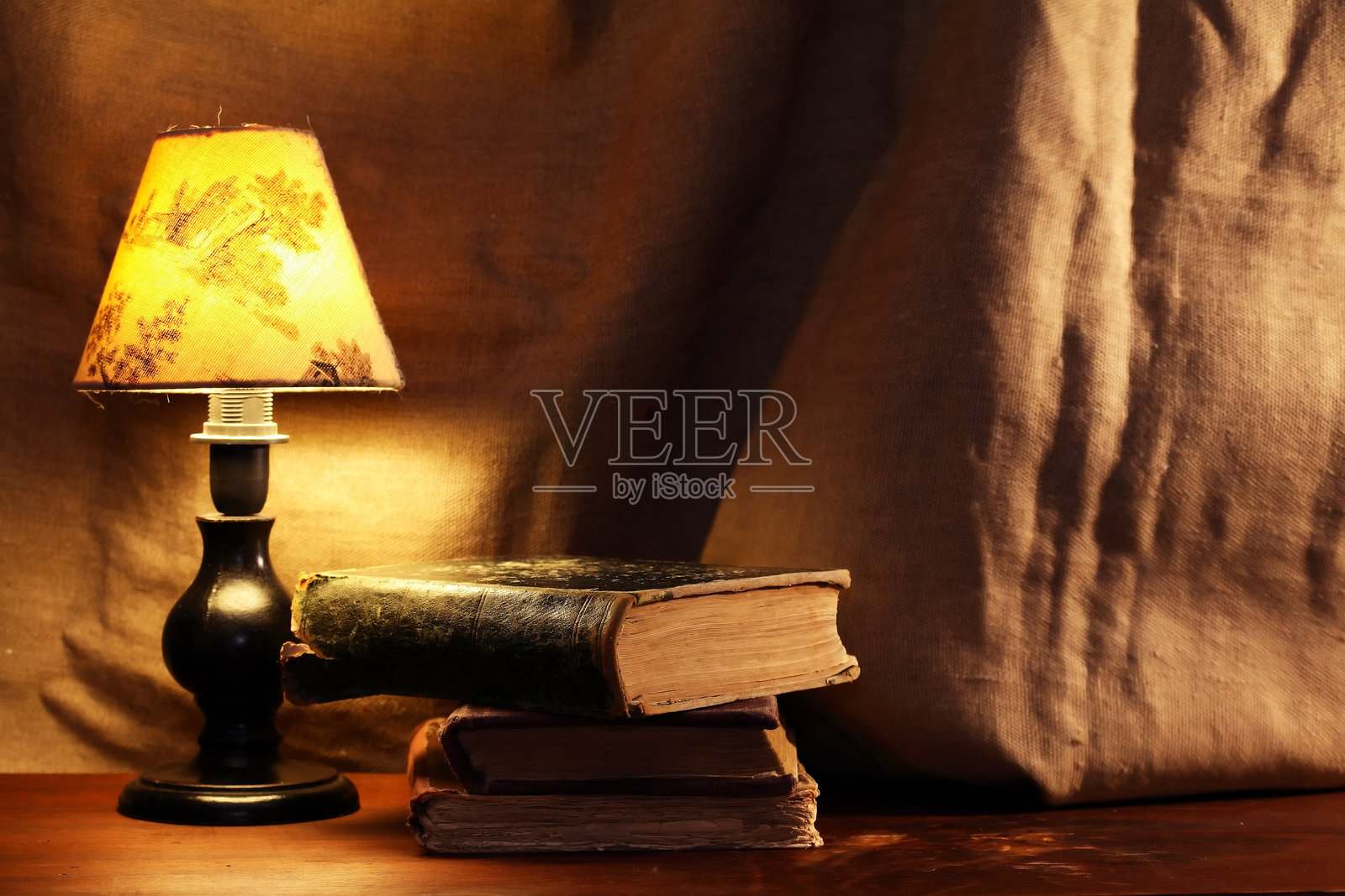 灯旁的书籍照片摄影图片