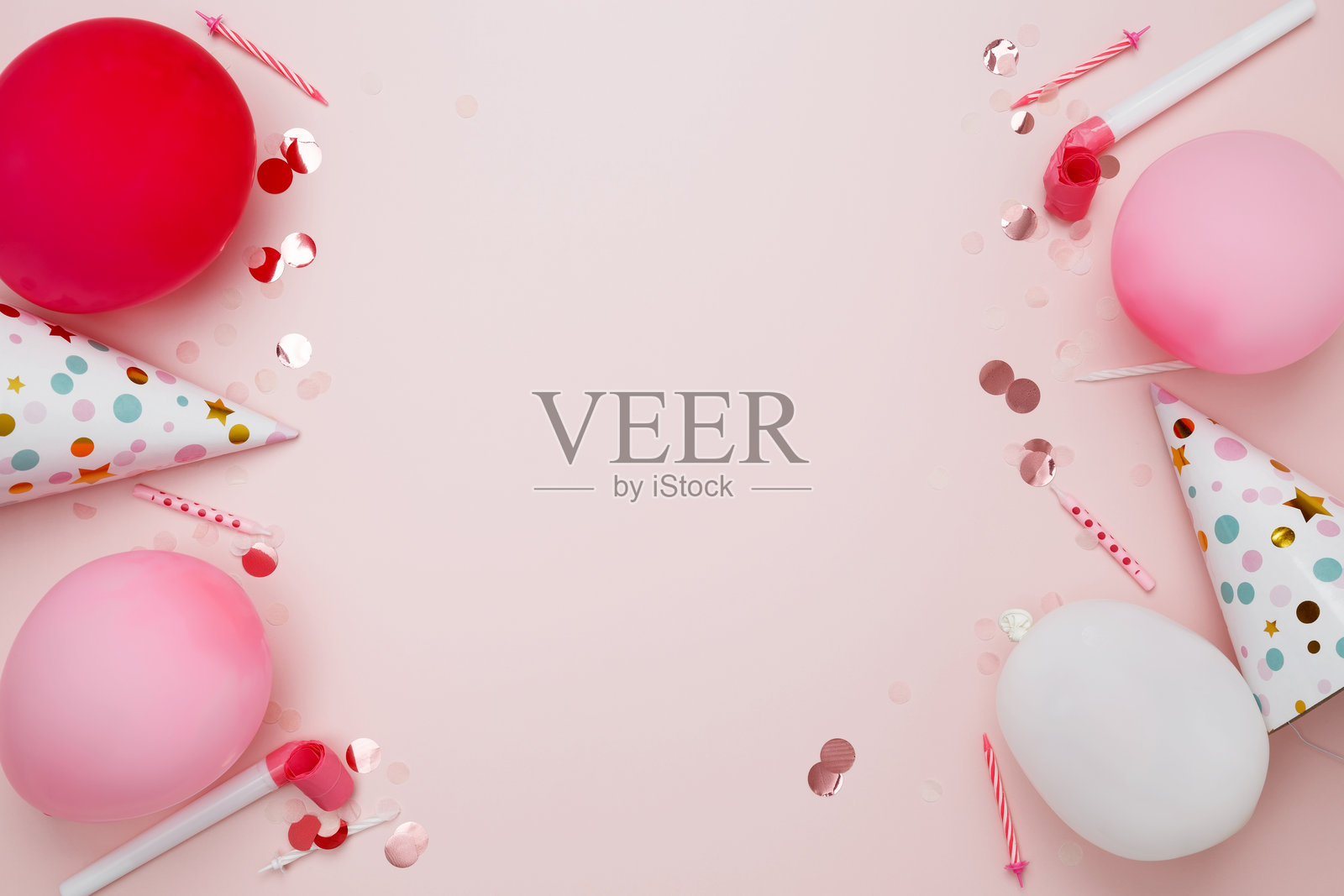 生日属性：五彩缤纷的气球、派对帽、蜡烛和五彩纸屑。节日生日庆祝的概念。照片摄影图片