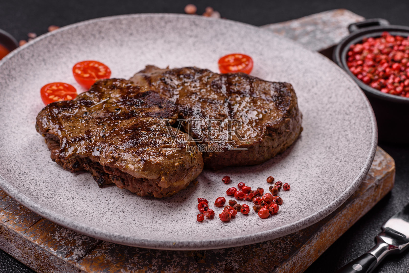多汁的牛排用盐、香料和草药烤制而成照片摄影图片