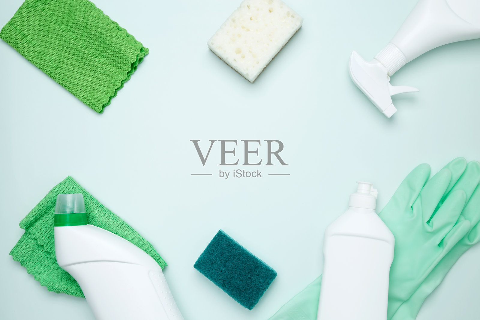 清洁用品和工具，包括瓶子、手套、海绵和布。清洁和卫生的概念照片摄影图片