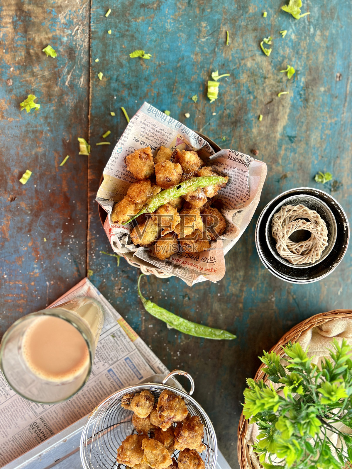 美味的街头小吃帕科拉或帕科达，配以番茄酱和热茶。照片摄影图片