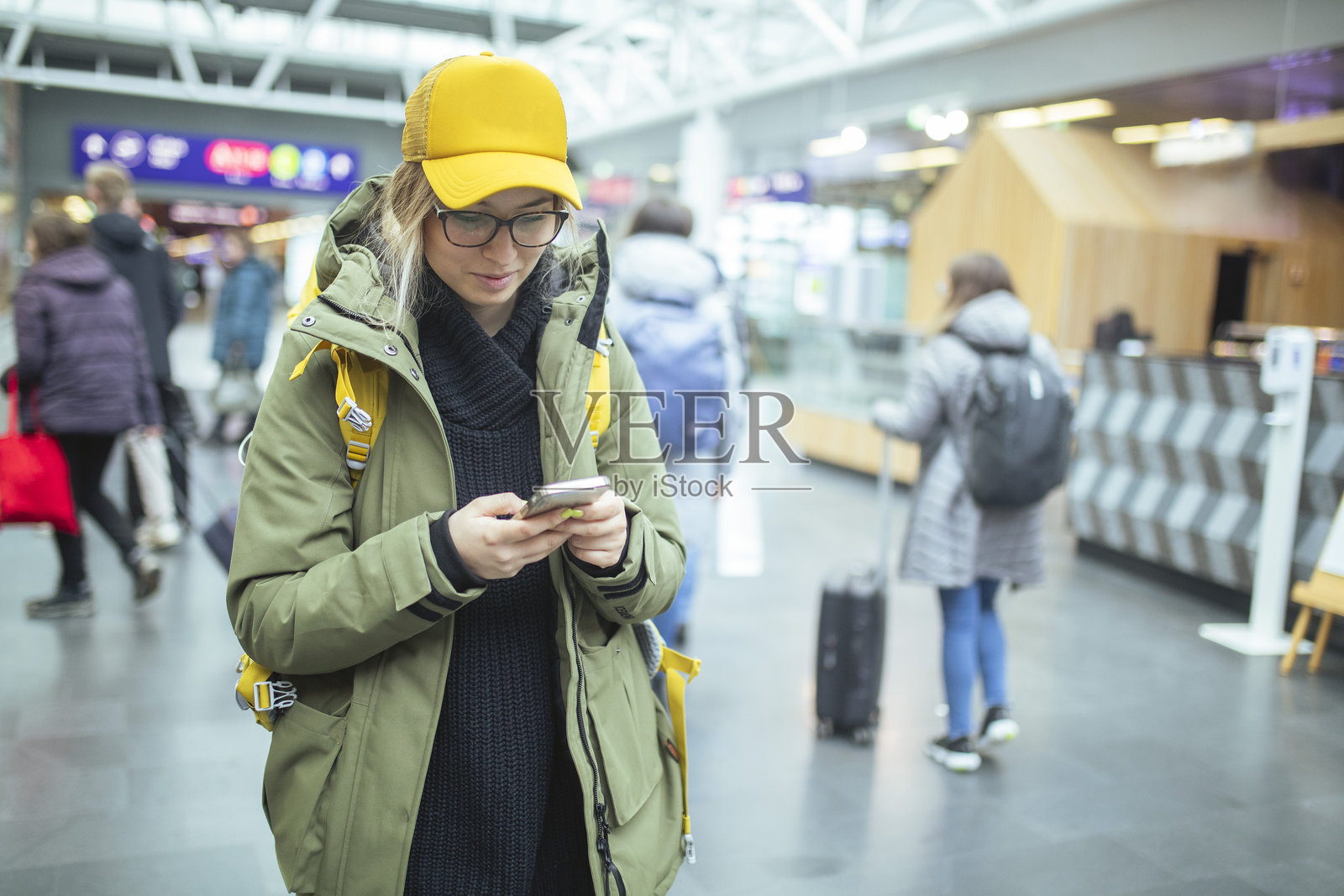 在登机前，女人给她发了一条短信。照片摄影图片