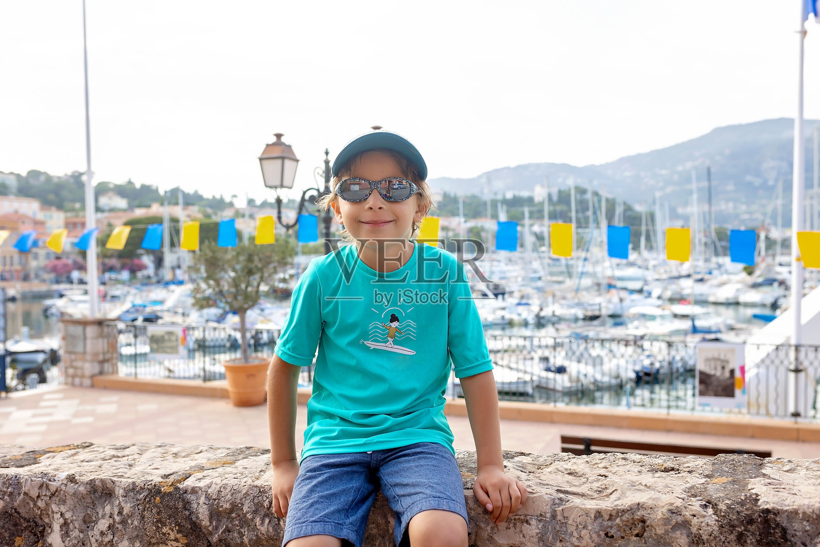 可爱的时尚小男孩，可爱的孩子，在法国的欧洲城市户外。照片摄影图片