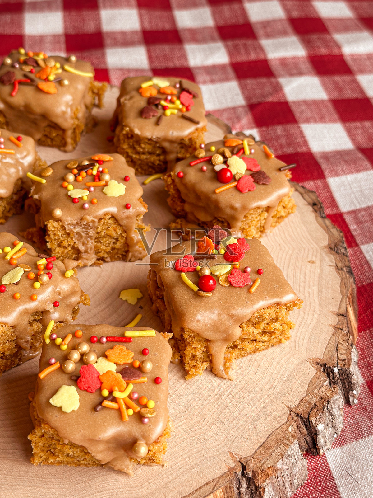 为秋季庆祝活动装饰的甜点。照片摄影图片