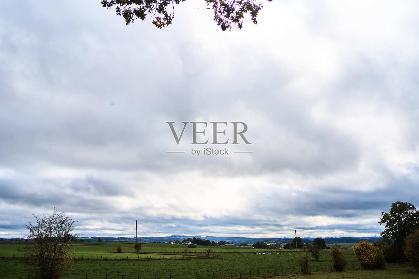 比利时一个秋季欧洲村庄的风景，秋天的树叶五彩斑斓。照片摄影图片