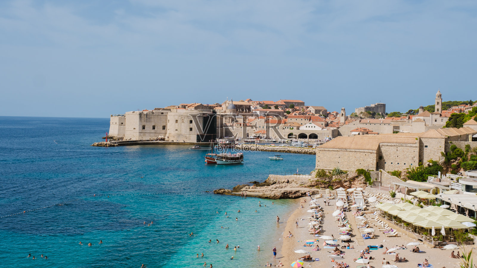 令人惊叹的杜布罗夫尼克老城全景和阳光明媚的宁静海岸线照片摄影图片