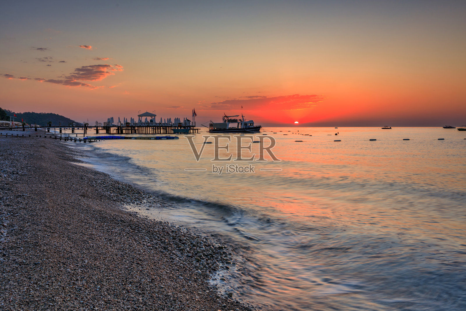 土耳其里维埃拉的美丽日出，位于凯梅尔附近的特基罗瓦海滩。照片摄影图片