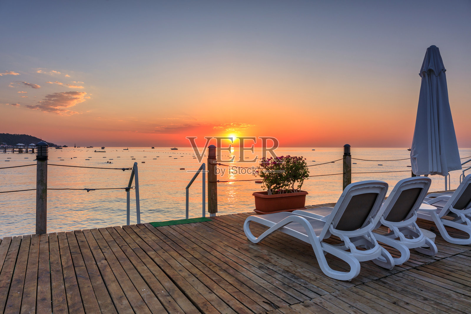 土耳其里维埃拉的美丽日出，位于凯梅尔附近的特基罗瓦海滩。照片摄影图片