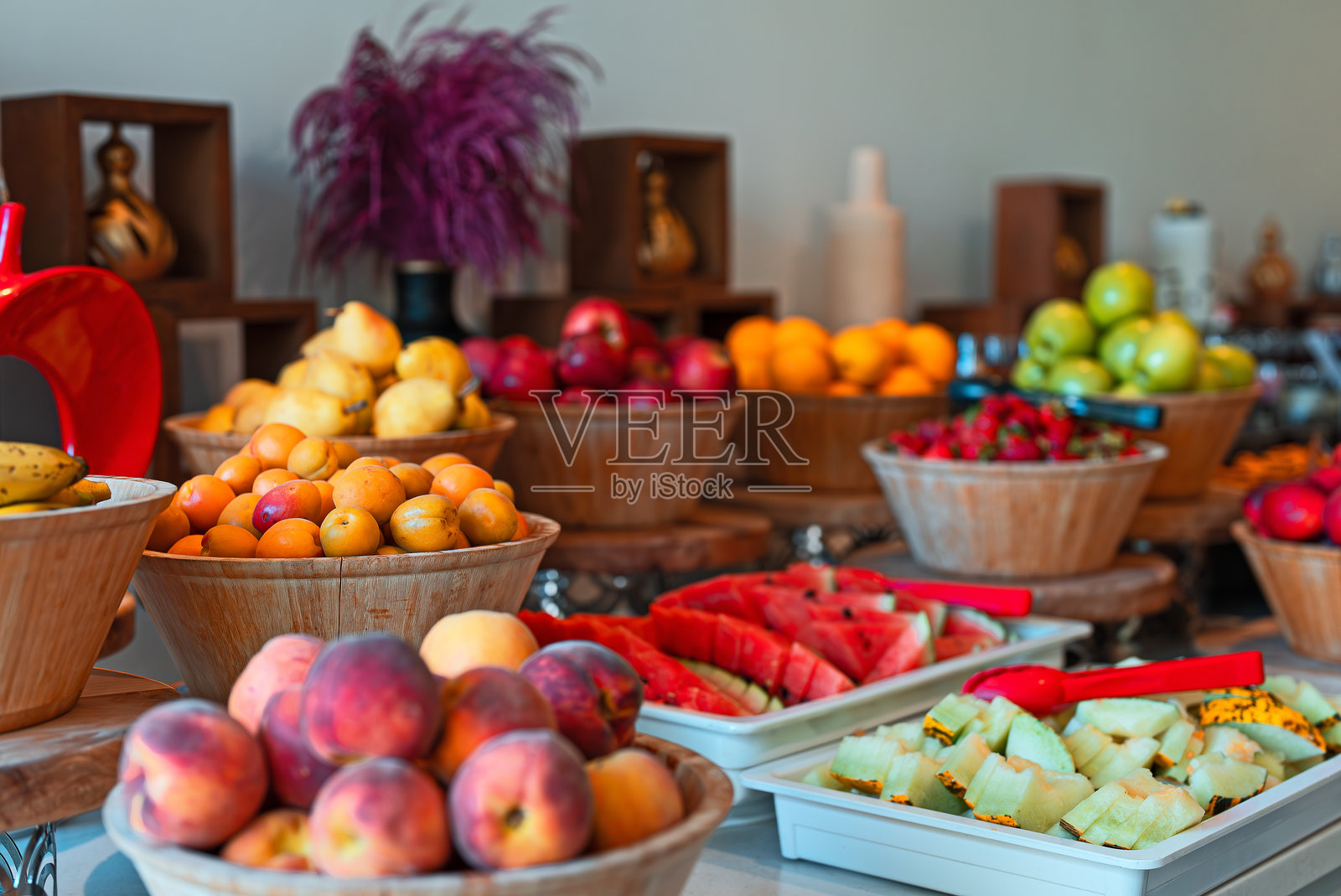 水果拼盘。全包式饮食概念。照片摄影图片