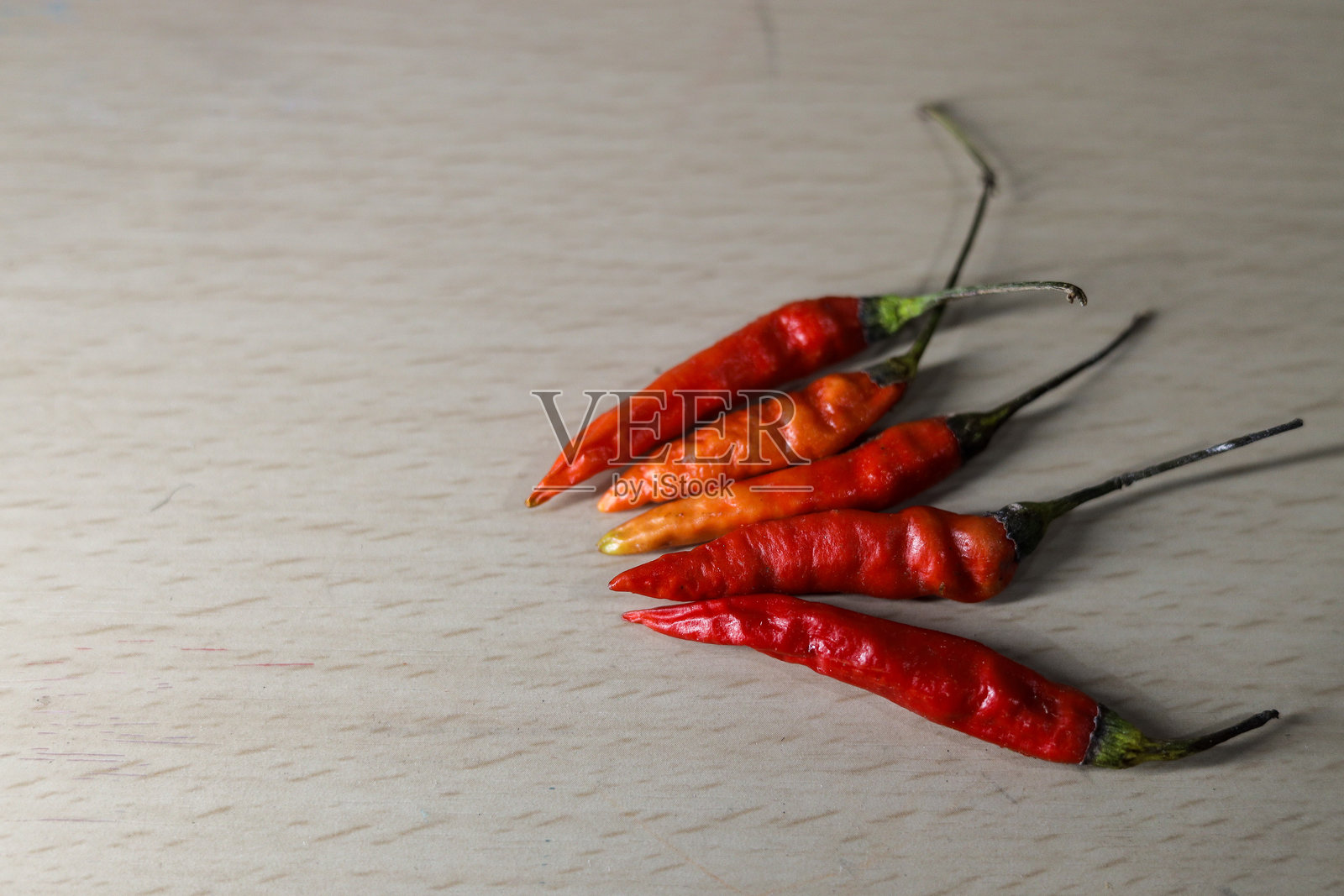 在印度尼西亚，辛辣食物已成为一种传统，每次用餐时总会有辣椒。照片摄影图片