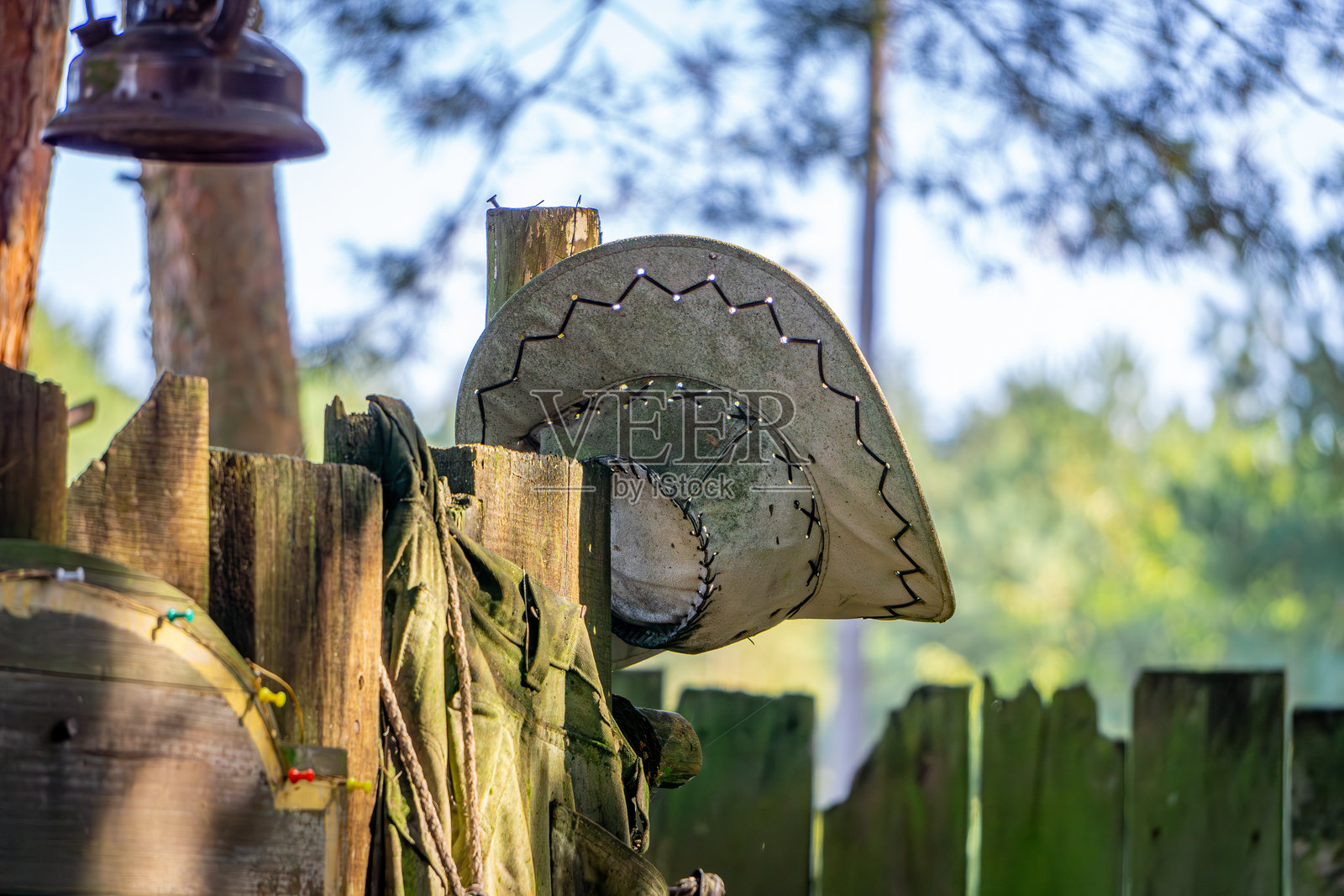 牛仔帽挂在木栅栏上照片摄影图片