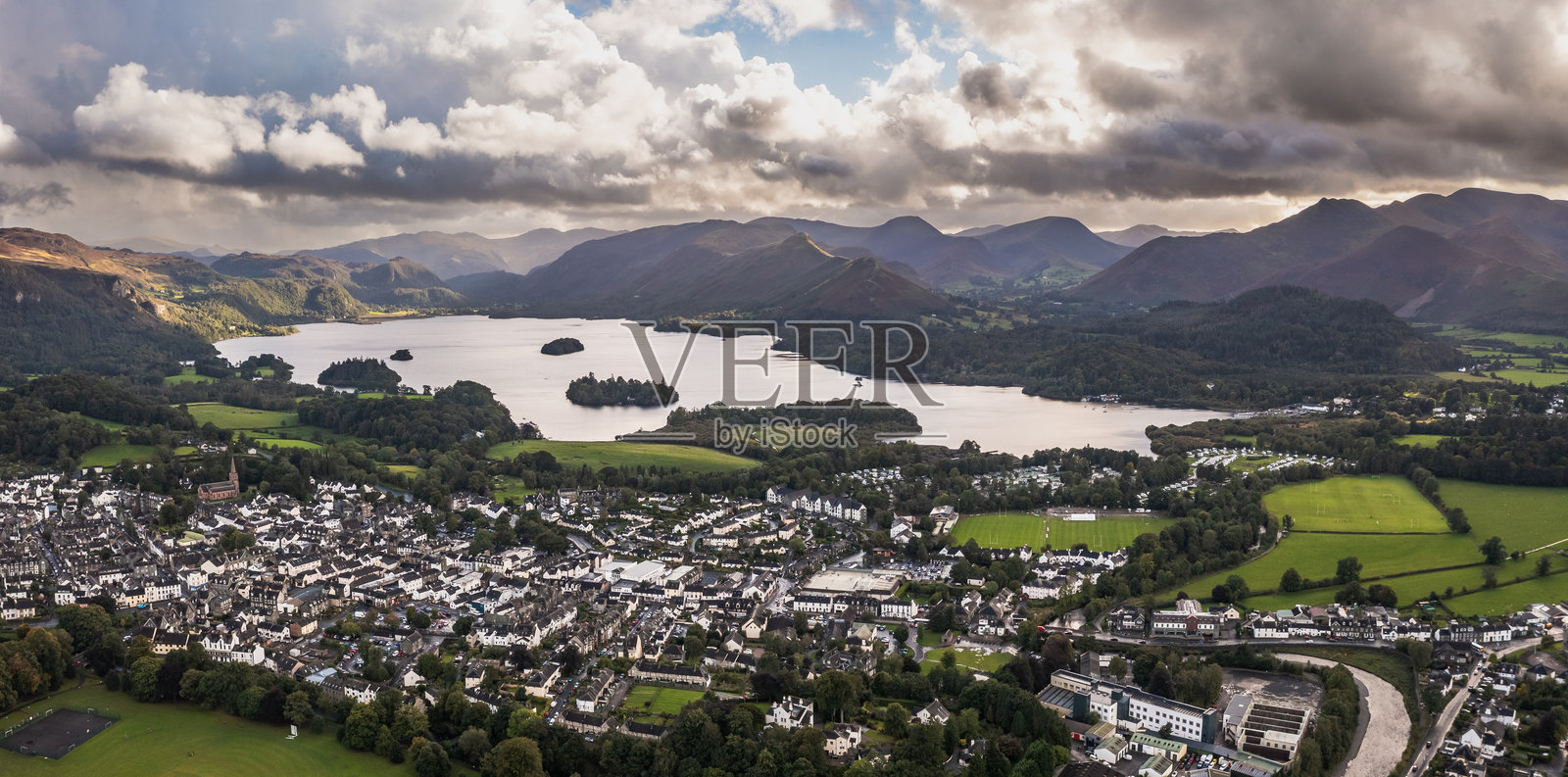 凯斯威克镇和德文特湖的空中视图照片摄影图片