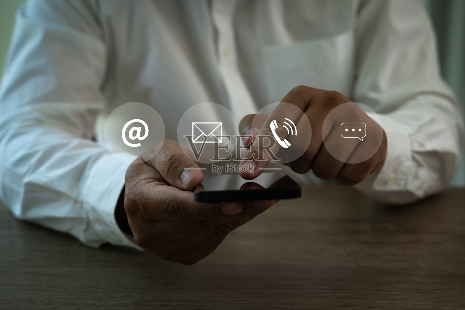 联系我们（客户支持热线呼叫人员连接）拨打客户支持电话以解决触摸横幅模糊背景问题照片摄影图片