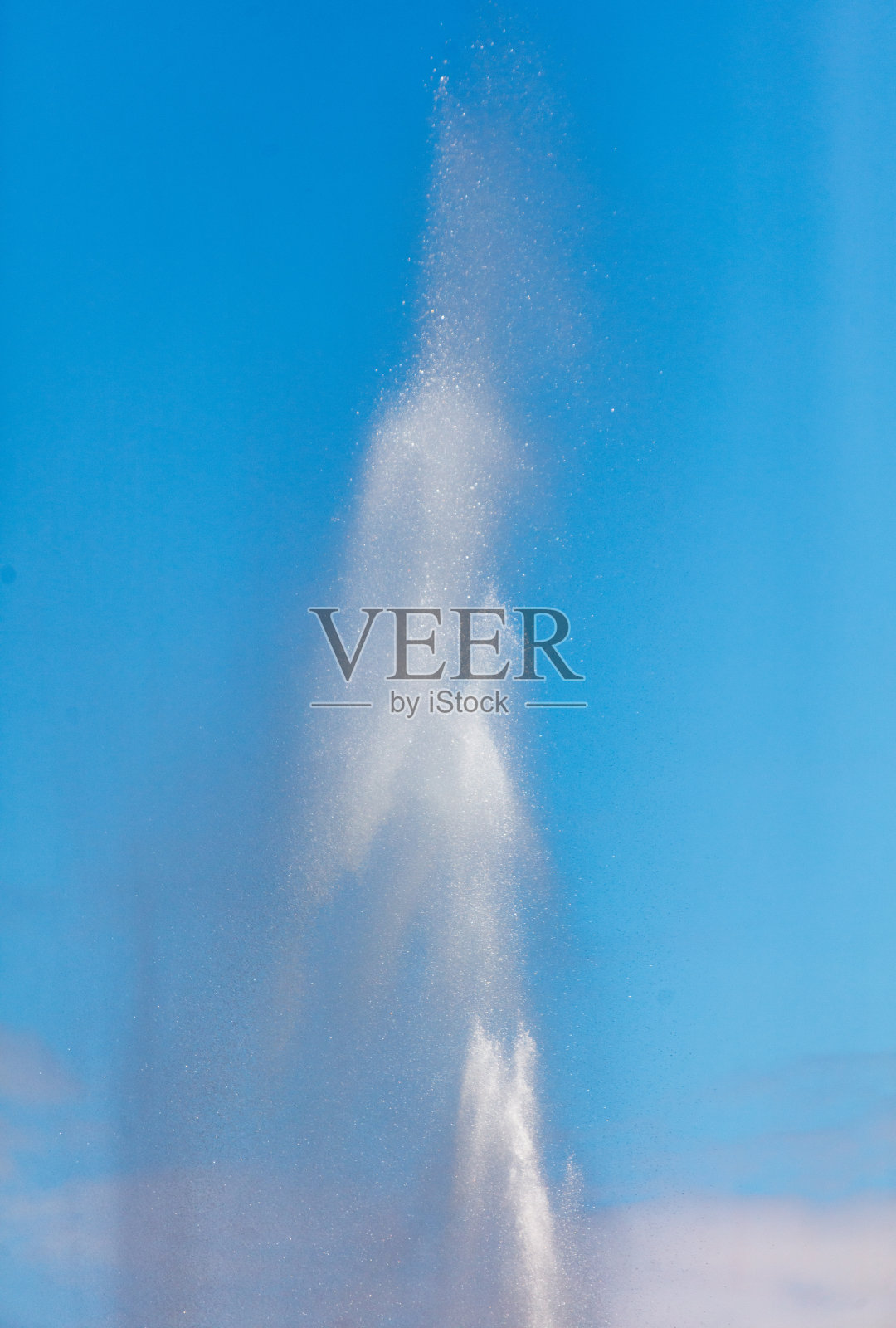 喷泉的水花在蓝天映衬下飞溅照片摄影图片