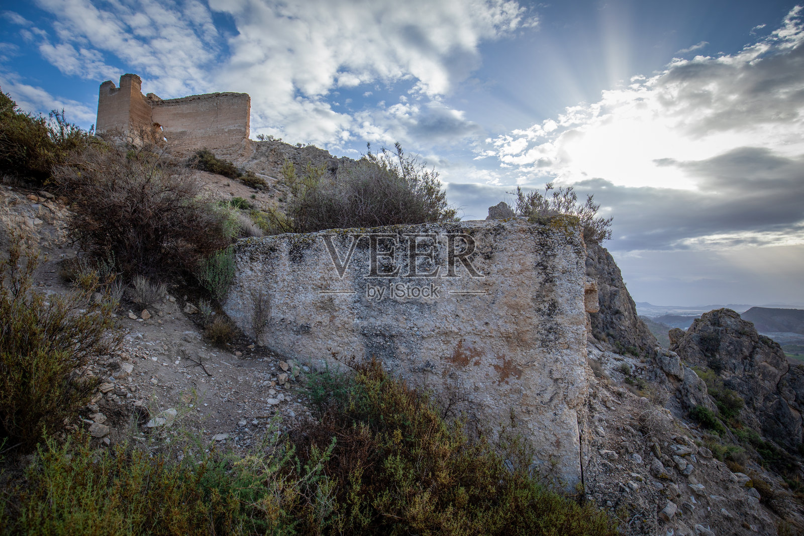 中世纪城堡的遗址，位于西亚萨（Cieza）的阿尔卡萨巴照片摄影图片