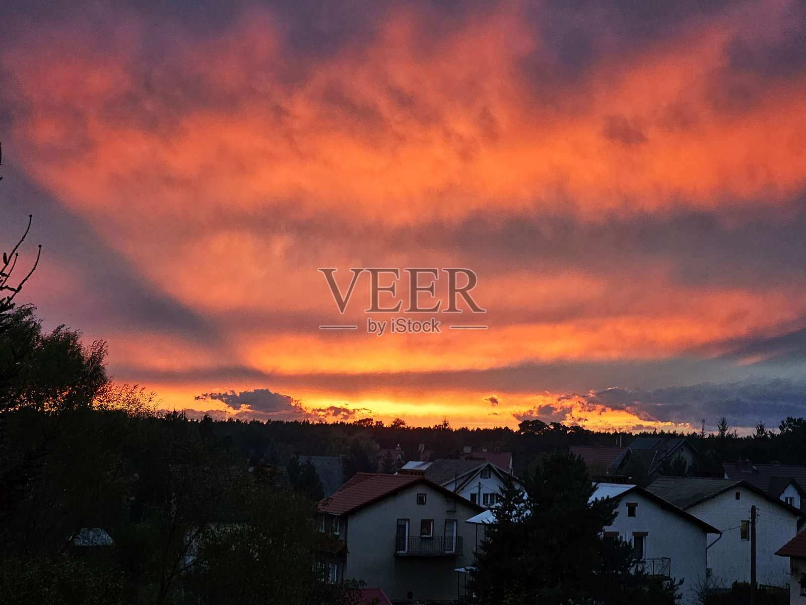 童话般的天空在日落之后。照片摄影图片