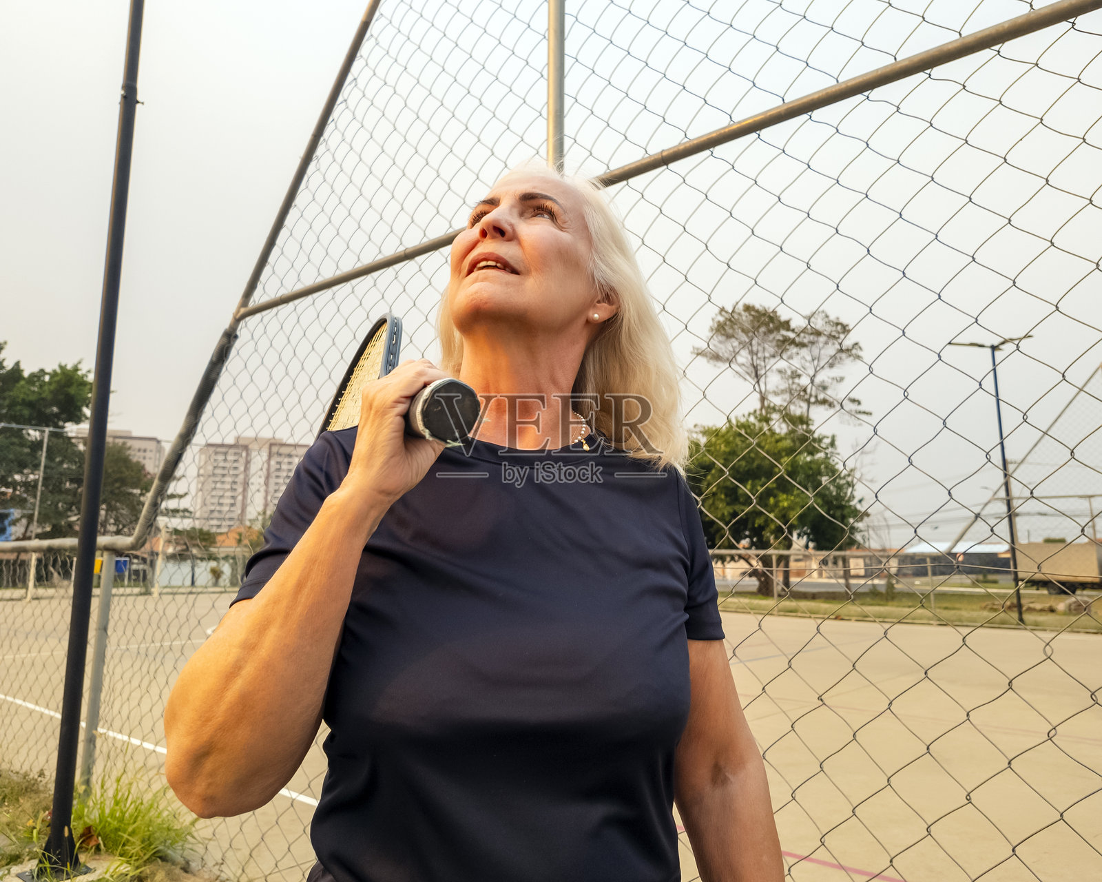 成熟的女性在锻炼照片摄影图片