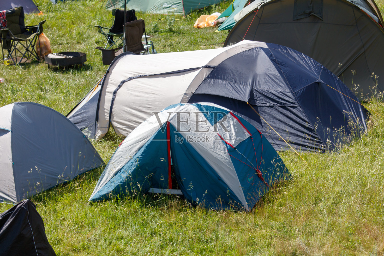 夏季户外的旅游帐篷照片摄影图片