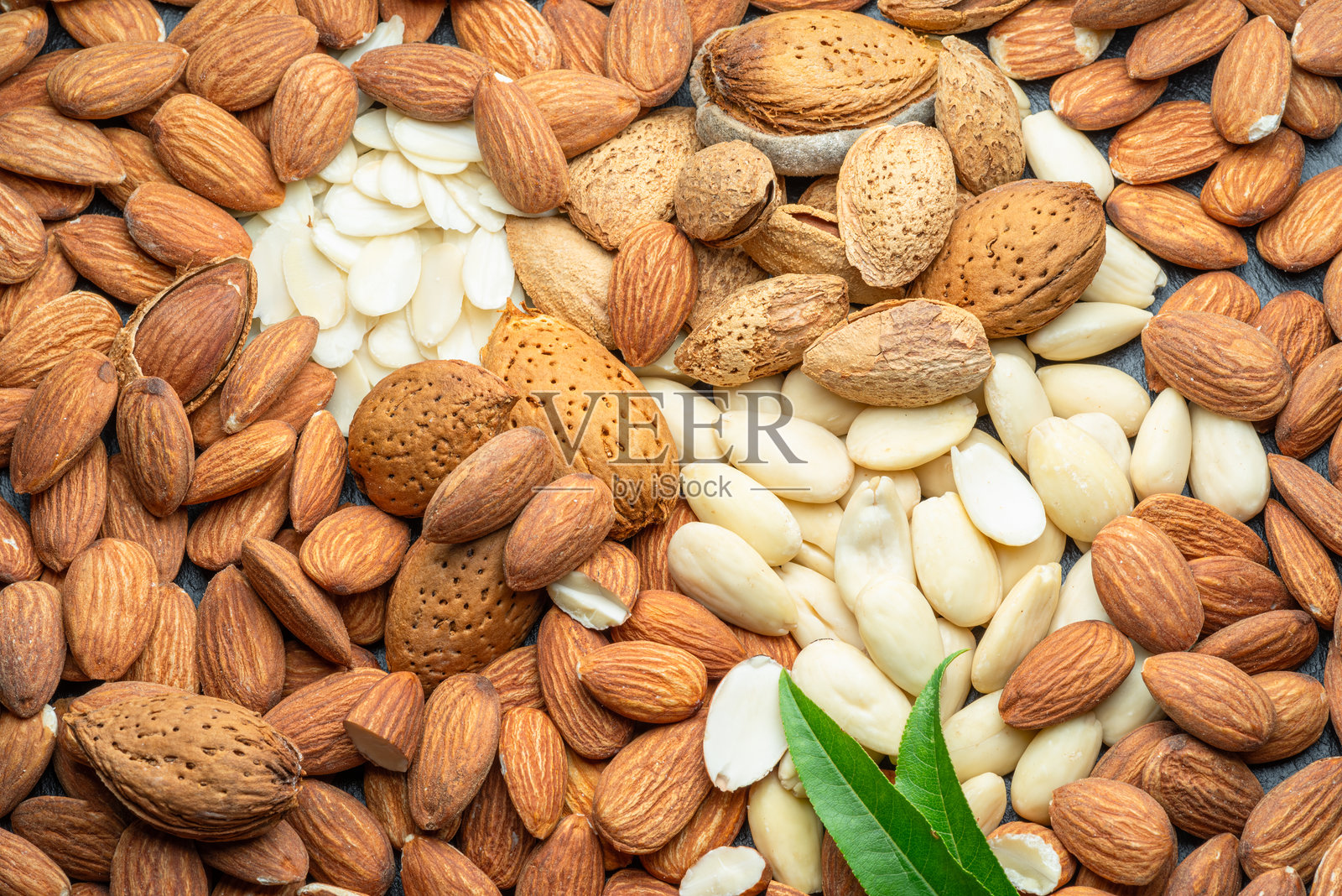 各种杏仁的特写镜头。食品背景。照片摄影图片