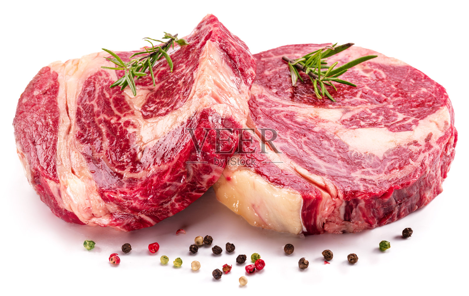 生牛肉牛排配香草和香料，准备在白色背景上烹饪。照片摄影图片