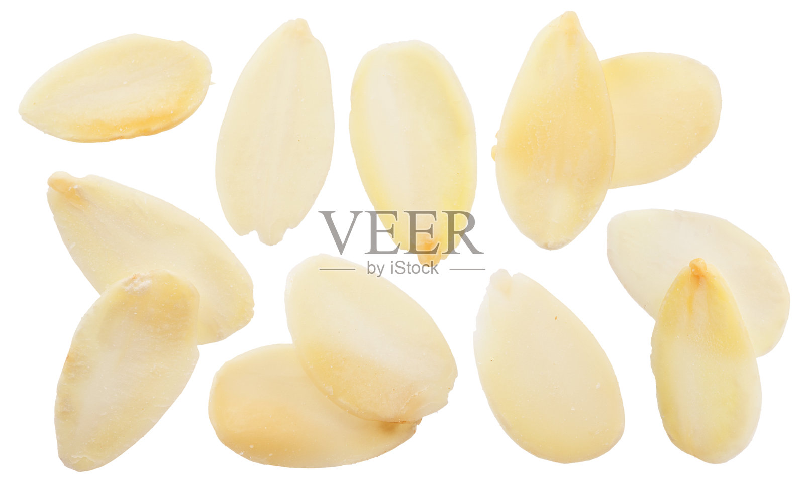 一组漂白的杏仁片，背景为白色。文件包含剪切路径。照片摄影图片