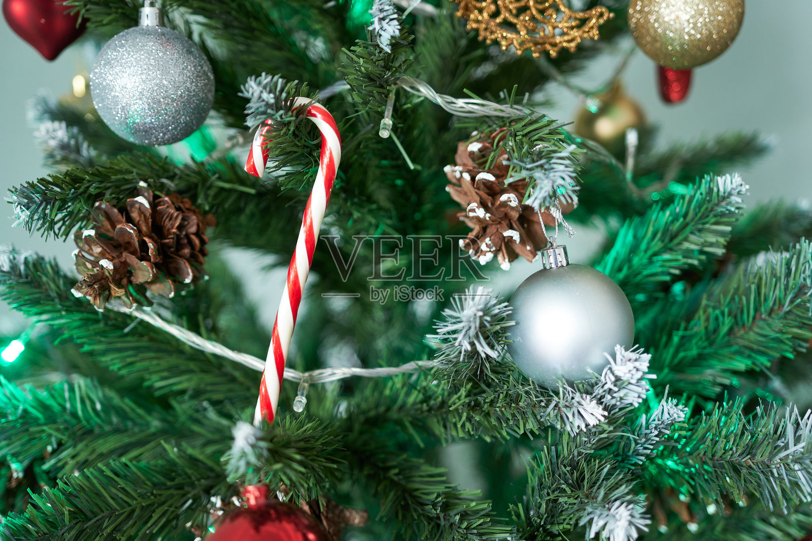 圣诞树上挂满了糖果手杖和装饰品，特写。照片摄影图片